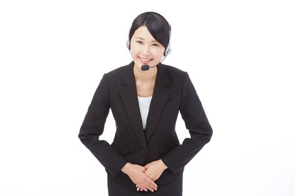 車を売るお客様に笑顔で対応する女性